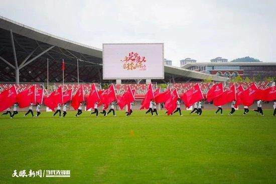 杨天生一进来，便先看到了对着门口方向坐在沙发上的刘家辉，于是非常熟络的笑道：家辉